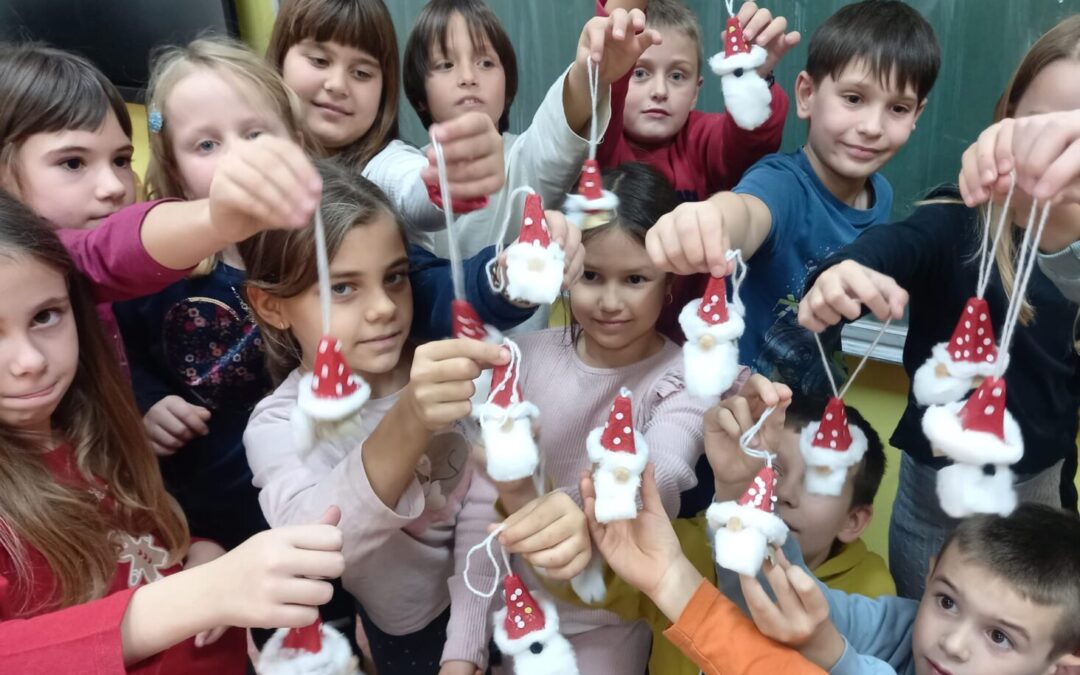 KREATIVNA RADIONICA U 2. A i 2.B – IZRADA UKRASA OD RECIKLIRANIH MATERIJALA